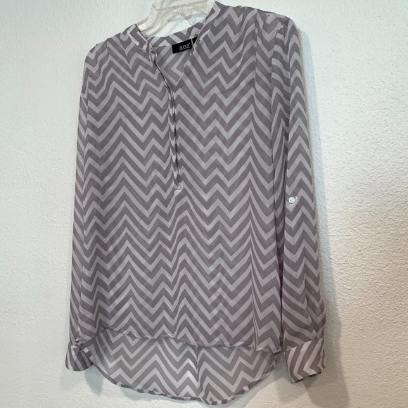 NWOT a.n.a. HiLo Tunic 1/4 Button Up Semi Sheer Top Gray White Chevron Sz Small - Picture 1 of 9